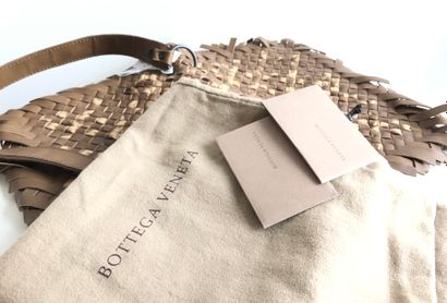 null 
BOTTEGA VENETA


Pochette à rabat en cuir tressé café et garniture de métal....