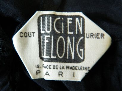 null 
Griffe “Lucien Lelong Couturier 18 place de la Madeleine Paris”.


Robe longue...