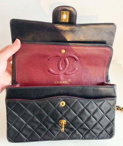 null 
CHANEL


Sac modèle 
Timeless classique en agneau matelassé noir et garniture...