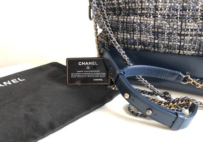 null 
CHANEL 

Sac modèle 
Gabrielle en tweed matelassé et cuir bleu marine. Garniture...