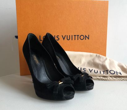 null 
LOUIS VUITTON


Paire d’escarpins en daim noir à bouts ouverts, ornés d’un...