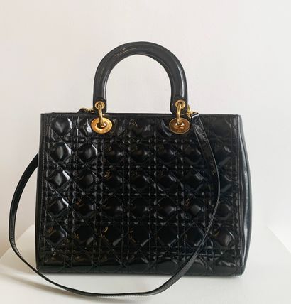 null 
CHRISTIAN DIOR


Sac modèle 
Lady Dior en cuir verni noir à motif cannage....