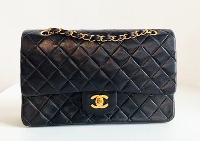 null 
CHANEL


Sac modèle 
Timeless classique en agneau matelassé noir et garniture...