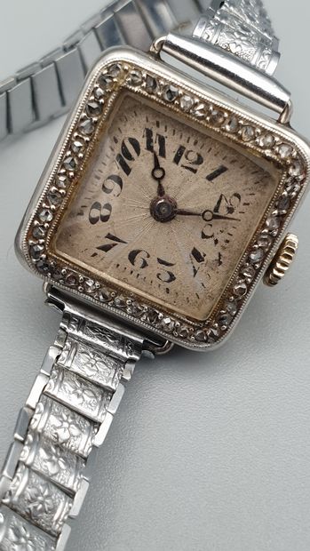 null Elégante montre de dame en platine vers 1920

Boitier en platine carré, lunette...