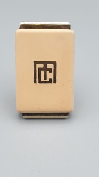 null Petite montre de sac en vermeil et laque ivoire, vers 1935

Cadran basculant...