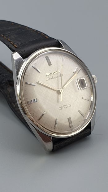 null BULOVA "Ambassador" vers 1965.

Montre bracelet en acier, boîtier rond monobloc...