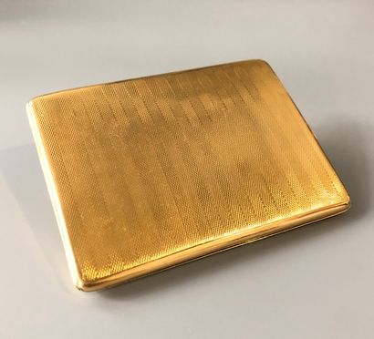 null Elegant case with cigarettes in yellow gold 18K (750 thousandths) guilloche....
