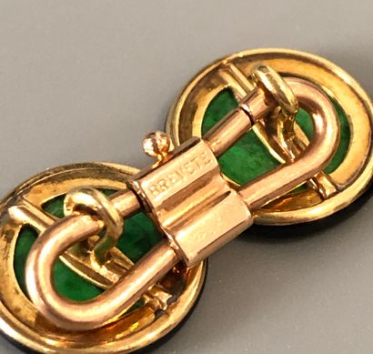 null Pair of cufflinks in 18K (750 thousandths) yellow gold, the motifs composed...