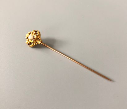 null Tie-pin in yellow gold 18K (750 thousandths) carved and chiselled decorated...