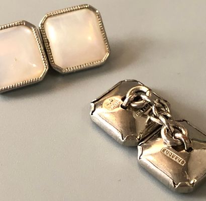 null 
Pair cufflinks, the square motives decorated with a mother-of-pearl plate in...