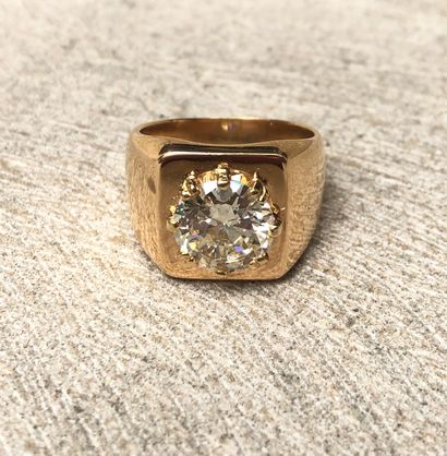 null Une importante chevalière en or rose 18K (750 millièmes) ornée d'un diamant...