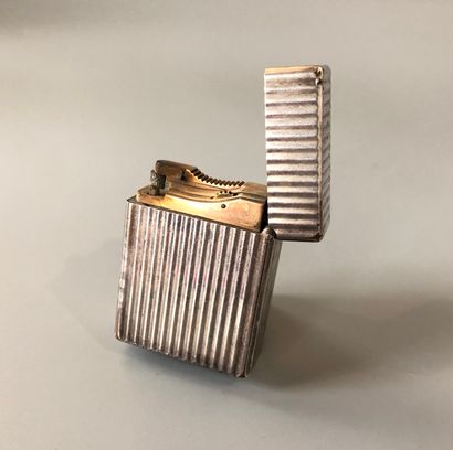 null DUPONT - PARIS - Lighter in silver plated metal with godronné decoration. Gas...