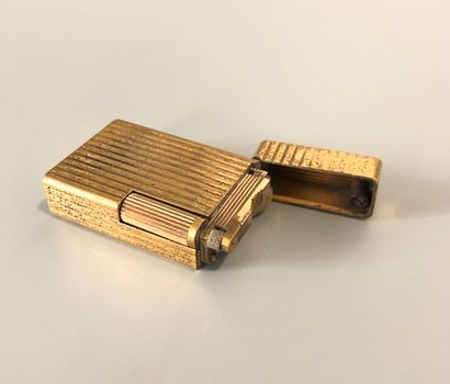 null DUPONT - PARIS - Lighter in gilded metal with decoration godronné. Gas refill....