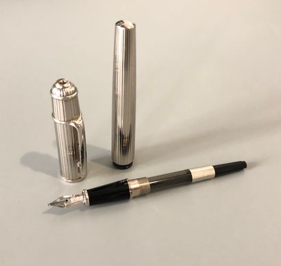 null CARTIER - Steel fountain pen with gadroons. White gold nib. Signed Cartier.