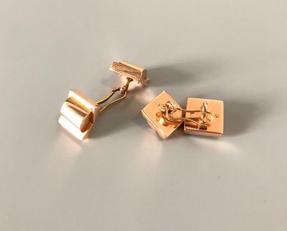 null Pair of cufflinks in 18K (750 thousandths) pink gold, the motifs with geometric...