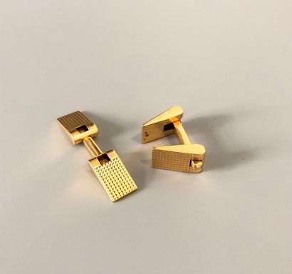 null Pair of cufflinks in 18K yellow gold (750 thousandths) with chased diamond points....