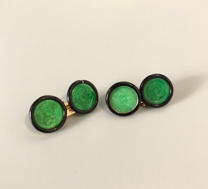 null Paire de boutons de manchettes en or jaune 18K (750 millièmes), les motifs composés...