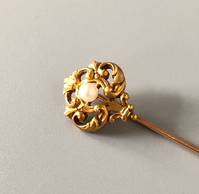 null Tie-pin in yellow gold 18K (750 thousandths) carved and chiselled decorated...