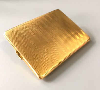 null Elegant case with cigarettes in yellow gold 18K (750 thousandths) guilloche....