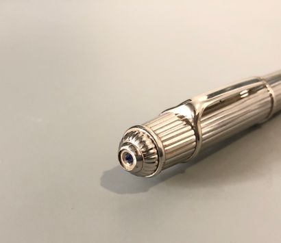null CARTIER - Steel fountain pen with gadroons. White gold nib. Signed Cartier.