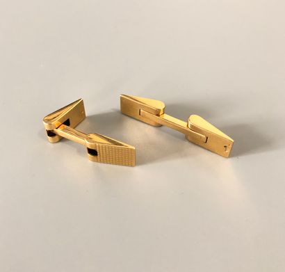 null Pair of cufflinks in 18K yellow gold (750 thousandths) with chased diamond points....