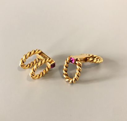 null Pair of cufflinks in yellow gold 18K (750 thousandths) with openwork and braided...