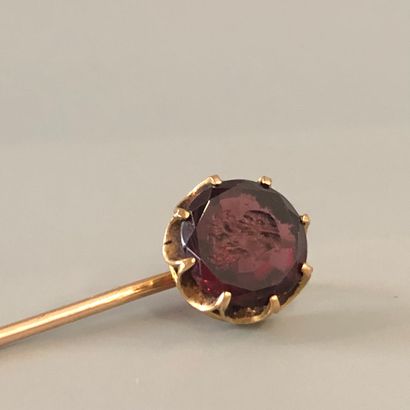 null Tie-pin in yellow gold 18K (750 thousandths) decorated with a delicate intaglio...