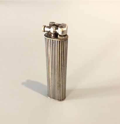 null DUNHIL - Lighter with silver plated metal with decoration of grooves. signed...