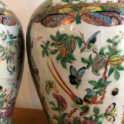 null CHINE, vers 1900, Canton. Paire de vases Guangcai ornés de scènes d'intérieur...