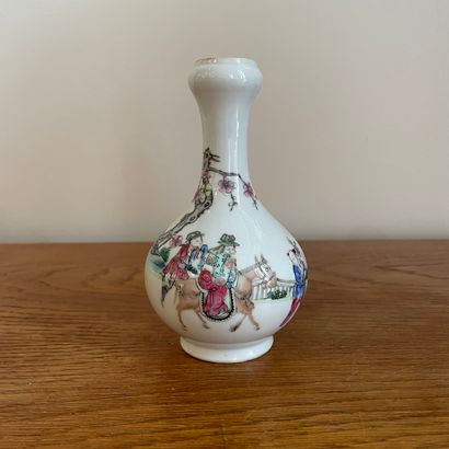 null CHINE, XIXème siècle. 

Vase miniature représentant un dignitaire à cheval accompagné...