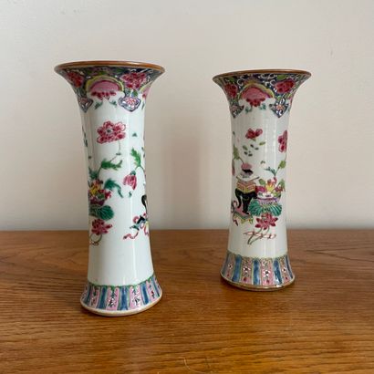 null 
CHINE, pour l'exportation, XVIIIème siècle. Paire de petits vases "cornet"...