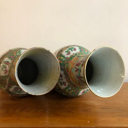 null CHINE, vers 1900, Canton. Paire de vases Guangcai ornés de scènes d'intérieur...