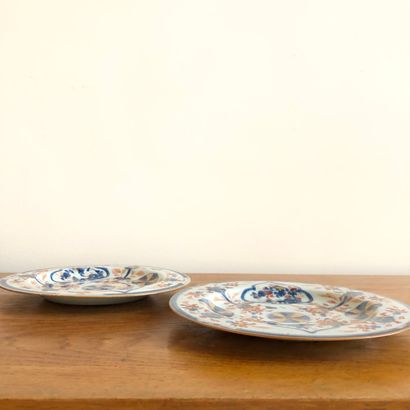 null CHINE, circa 1900. 

Paire d'assiettes en porcelaine Imari à décor émaillé bleu...