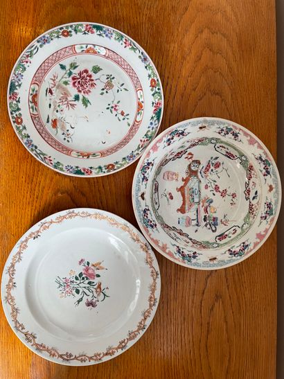 null CHINE, pour l'exportation, XVIIIème siècle. Trois assiettes en porcelaine émaillée...