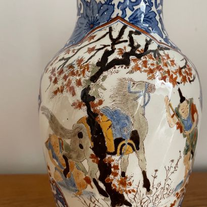 null Gien, 1876. 

Vase en faïence à panse légèrement cannelée Décor « au chinois...