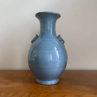 null CHINE, XIXème siècle. 

Vase balustre à épaulement doté de deux anses moulées...