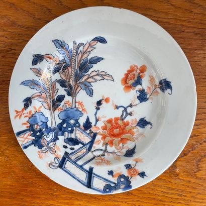 null CHINE, Imari, pour l'exportation, XVIIIème siècle. Trois assiettes en porcelaine...