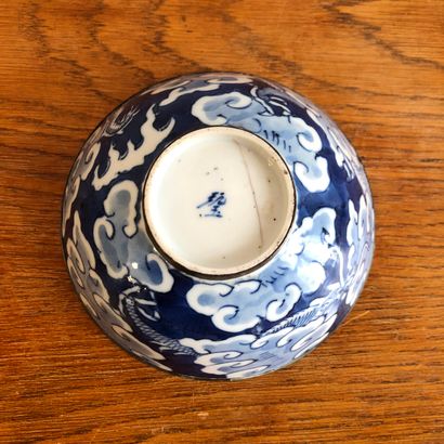 null CHINE pour le Vietnam, XIXe siècle

Bol en porcelaine dite “bleu de Hue” à décor...