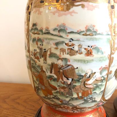 null JAPON, début XXème siècle. 

Paire de vases Satsuma avec marques au revers....