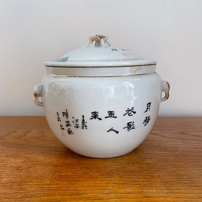 null Chine, époque Minguo (1912-1949). 

Pot couvert à décor de personnages au jardin...