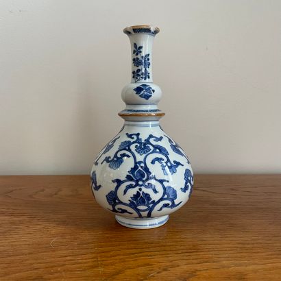 null 
CHINE, pour l'exportation, XVIIème siècle. 




Vase à large panse surmontée...