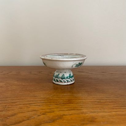 null CHINE, circa 1900. Petite coupe sur haut piédouche. Porcelaine émaillée famille...