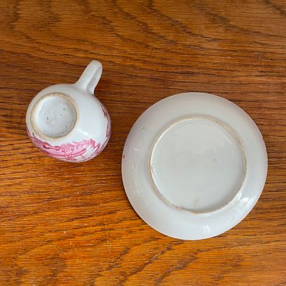 null CHINE, pour l'exportation, XVIIIème siècle. Tasse et sa soucoupe à décor figuré...