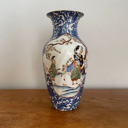 null Gien, 1876. 

Vase en faïence à panse légèrement cannelée Décor « au chinois...