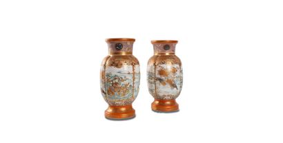 null JAPON, début XXème siècle. 

Paire de vases Satsuma avec marques au revers....