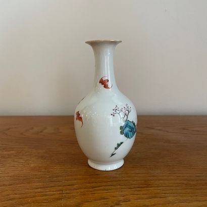 null CHINE, XIXème siècle. 

Vase miniature représentant un dignitaire tenant une...