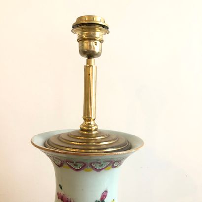 null CHINE XIXème siècle. 

Vase balustre en porcelaine émaillée de la famille rose...