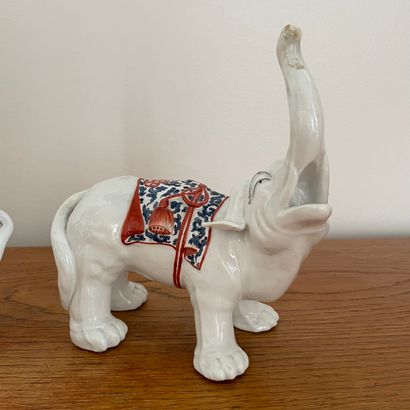 null Paris, Samson, fin XIXème siècle. 

Paire d’éléphants en porcelaine, la trompe...