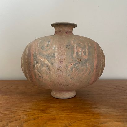 null CHINE, dynastie Han (206 avant J.C- 220 après JC). Vase cocon reposant sur un...