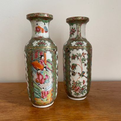 null CHINE, Canton pour l'exportation, XIXème siècle. 

Paire de petits vases à décor...